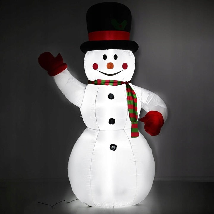 LED šviesomis apšviestas sniego senis