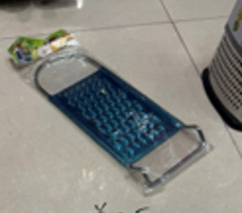 Plokščia virtuvinė tarka su rankena