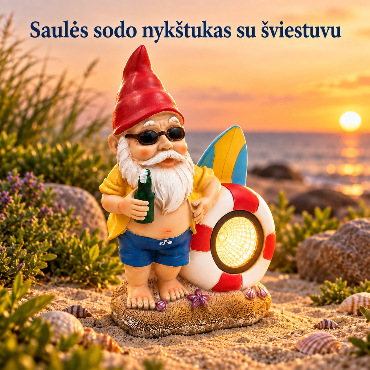 sodo nykštukas su saulės energijos šviestuvu, paplūdimio tema